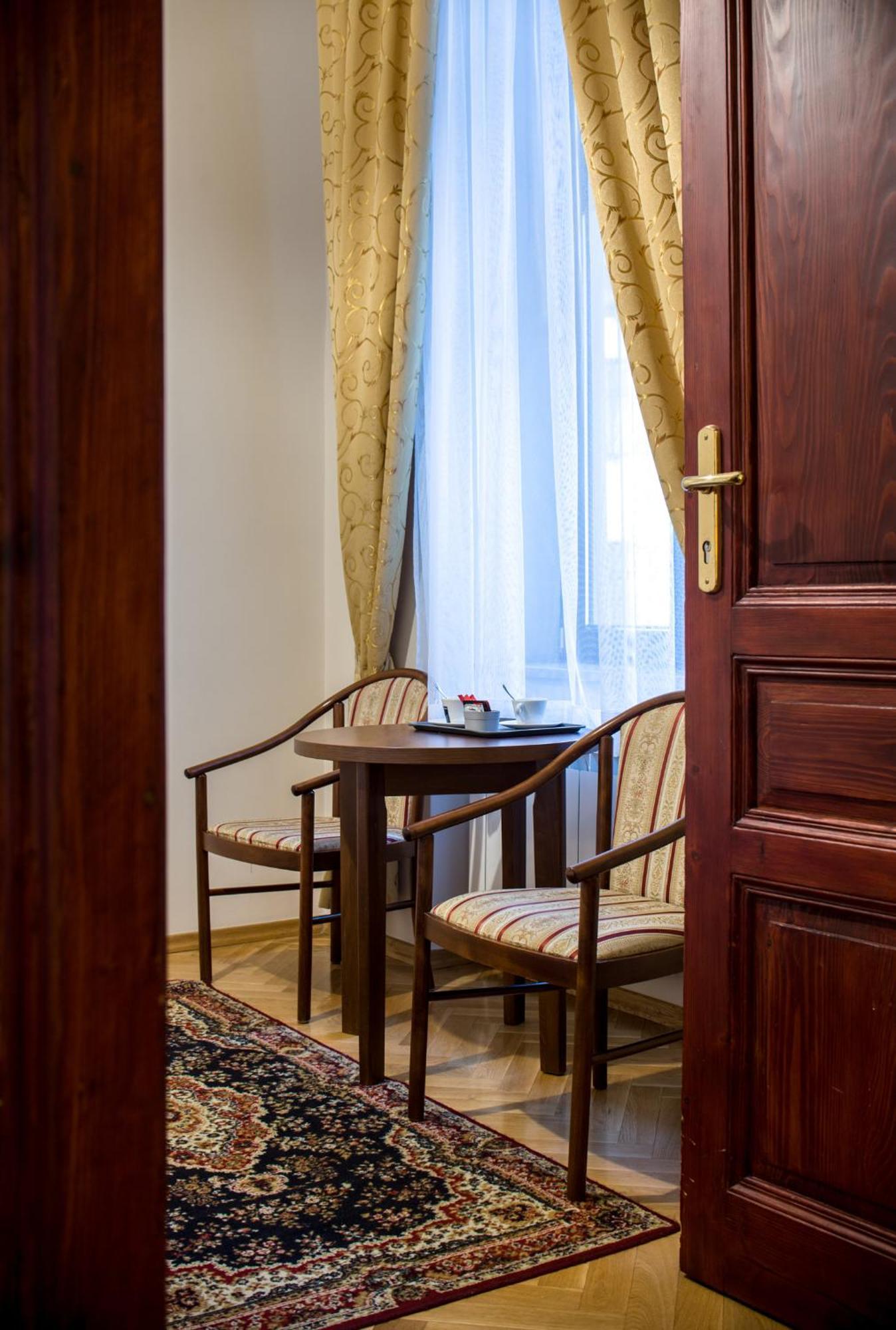 Aparthotel Basztowa Cracovia Esterno foto